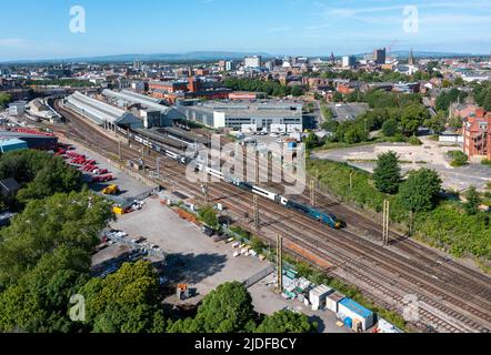 Avanti Pendolino, Preston, Lancashire, Großbritannien. 20.. Juni 2022. Avanti Pendolino trifft Preston am Abend vor dem 1.. Tag des Eisenbahnstreiks in ganz Großbritannien ein, bevor es weiter nach Blackpool geht. Kredit : Tom McAtee/Alamy Live Nachrichten Stockfoto