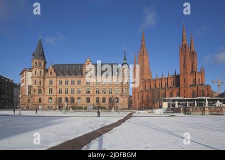 Neues Rathaus und Marktkirche im Winter in Dernsches Gelände in Wiesbaden, Hessen, Deutschland Stockfoto