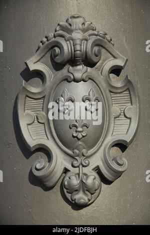 Stadtwappen auf Straßenlaterne in Kurpark, Wiesbaden, Hessen, Deutschland Stockfoto