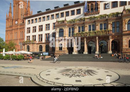 Schlossplatz mit Marktkirche und neuem Rathaus in Wiesbaden, Hessen, Deutschland Stockfoto