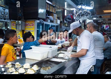 Damaskus, Syrien - Mai 2022: Berühmtes Eiscafé (Bakdash) in Damaskus, Syrien Stockfoto