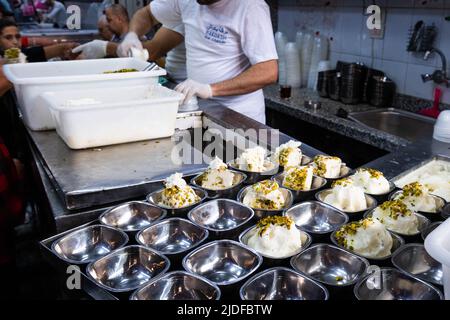 Damaskus, Syrien - Mai 2022: Berühmtes Eiscafé (Bakdash) in Damaskus, Syrien Stockfoto