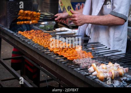 Gegrilltes Hähnchen Shish Kebab Straßengrill Stockfoto