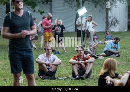 Am 20 besuchen die Menschen das INmusic-Festival am See Jarun in Zagreb, Kroatien. Juni 2022. Foto: Zoe Sarlija/PIXSELL Stockfoto