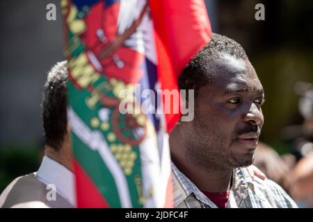 Mamadou Konaté, ein Flüchtling aus der Elfenbeinküste, während des Protestes von Amnesty International. Stockfoto