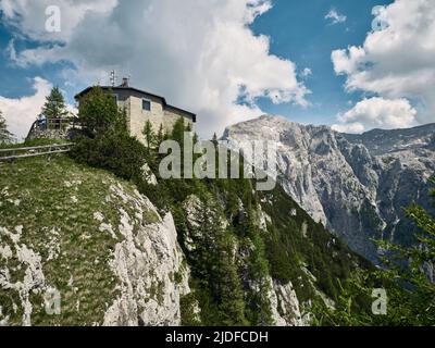 Kehlsteinhaus am Kehlstein bei Berchtesgaden, Deutschland, mit schroffen Alpenklippen und dramatischer bayerischer Bergkulisse. Stockfoto