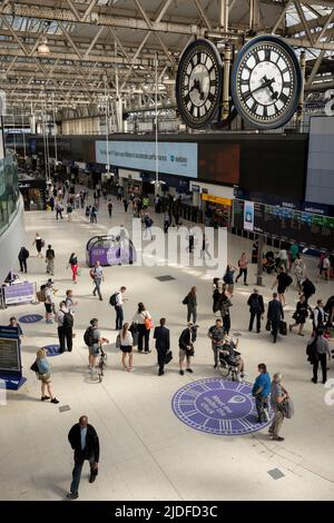 Stunden vor der Schließung des britischen Eisenbahnnetzes, wenn Eisenbahnarbeiter der RMT-Gewerkschaft im gesamten Vereinigten Königreich Arbeitskampfmaßnahmen ergreifen, während der dreißigjährigen Bahnstreiks in England, Schottland und Wales die meisten Störungen ausgingen, Passagiere während der abendlichen Hauptverkehrszeit am 20.. Juni 2022 durch den Waterloo-Hauptbahnbahnhof fahren, In London, England. Stockfoto