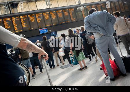 Stunden vor der Schließung des britischen Eisenbahnnetzes, wenn Eisenbahnarbeiter der RMT-Gewerkschaft im gesamten Vereinigten Königreich Arbeitskampfmaßnahmen ergreifen, während der dreißigjährigen Bahnstreiks in England, Schottland und Wales die meisten Störungen ausgingen, Passagiere während der abendlichen Hauptverkehrszeit am 20.. Juni 2022 durch den Waterloo-Hauptbahnbahnhof fahren, In London, England. Stockfoto