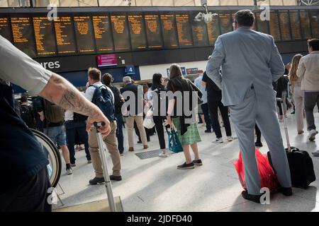 Stunden vor der Schließung des britischen Eisenbahnnetzes, wenn Eisenbahnarbeiter der RMT-Gewerkschaft im gesamten Vereinigten Königreich Arbeitskampfmaßnahmen ergreifen, während der dreißigjährigen Bahnstreiks in England, Schottland und Wales die meisten Störungen ausgingen, Passagiere während der abendlichen Hauptverkehrszeit am 20.. Juni 2022 durch den Waterloo-Hauptbahnbahnhof fahren, In London, England. Stockfoto