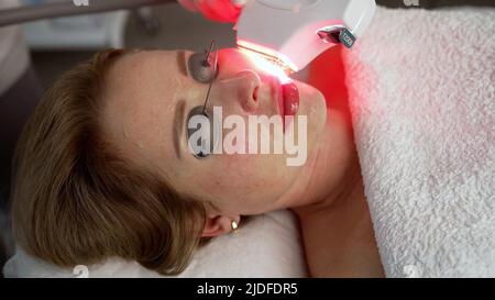 Schönheitsbehandlung. HIFU-Behandlung auf weiblichem Gesicht. Hochintensiver fokussierter Ultraschall. Anti-Aging-Behandlung und plastische Chirurgie Konzept. Stockfoto