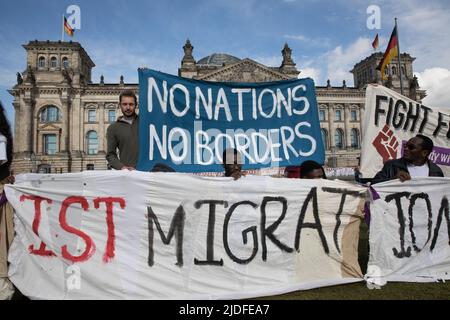 Berlin, Deutschland. 20.. Juni 2022. Kundgebung vor dem Bundestag, dem Deutschen bundestag, am 20. Juni 2022. Die Demonstranten forderten, dass die Genfer Flüchtlingskonvention für alle zugänglich sei. Sie behaupteten, dass Flüchtlinge in Deutschland nicht gleich behandelt werden, sodass Flüchtlinge aus anderen Ländern mehr Aufmerksamkeit erhalten als Flüchtlinge aus verschiedenen Teilen der Welt. Die Demonstranten fordern auch, dass Flüchtlinge freien Zugang zu Arbeitserlaubnis und Bildung benötigen. (Bild: © Michael Kuenne/PRESSCOV über ZUMA Press Wire) Stockfoto