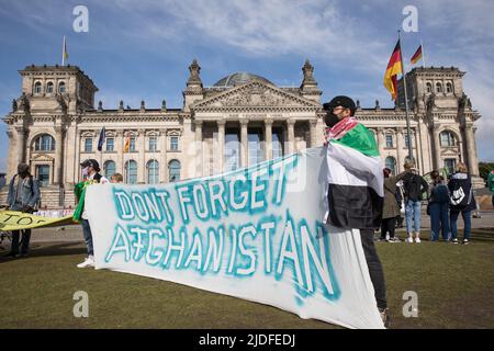 Berlin, Deutschland. 20.. Juni 2022. Kundgebung vor dem Bundestag, dem Deutschen bundestag, am 20. Juni 2022. Die Demonstranten forderten, dass die Genfer Flüchtlingskonvention für alle zugänglich sei. Sie behaupteten, dass Flüchtlinge in Deutschland nicht gleich behandelt werden, sodass Flüchtlinge aus anderen Ländern mehr Aufmerksamkeit erhalten als Flüchtlinge aus verschiedenen Teilen der Welt. Die Demonstranten fordern auch, dass Flüchtlinge freien Zugang zu Arbeitserlaubnis und Bildung benötigen. (Bild: © Michael Kuenne/PRESSCOV über ZUMA Press Wire) Stockfoto