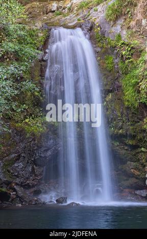 Nahaufnahme und Langzeitbelichtung der Todorokikyo-Wasserfälle, benannt nach dem ohrenbetäubenden Brüllen, das es macht, wenn das Wasser den Tauchpool entlang des Sakai-Flusses trifft Stockfoto