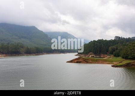 Malerischer Blick auf den Mattupetty Dam Reservoir während der Fahrt nach Top Station, Munnar, Kerala, Indien Stockfoto