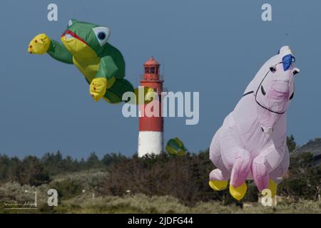 Cerf volants et Festival à Cayeux sur mer, les cabines au Bord de l'Eau Stockfoto