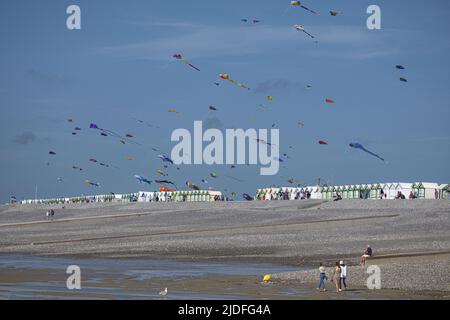 Cerf volants et Festival à Cayeux sur mer, les cabines au Bord de l'Eau Stockfoto