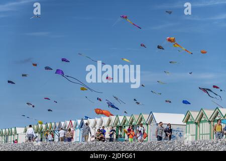 Cerf volants et Festival à Cayeux sur mer, les cabines au Bord de l'Eau Stockfoto