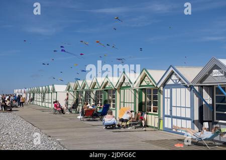 Cerf volants et Festival à Cayeux sur mer, les cabines au Bord de l'Eau Stockfoto