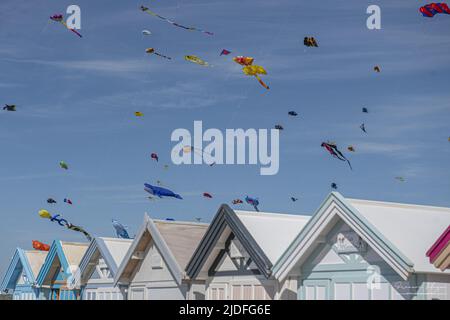 Cerf volants et Festival à Cayeux sur mer, les cabines au Bord de l'Eau Stockfoto