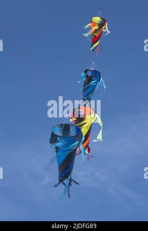 Cerf volants et Festival à Cayeux sur mer, les cabines au Bord de l'Eau Stockfoto