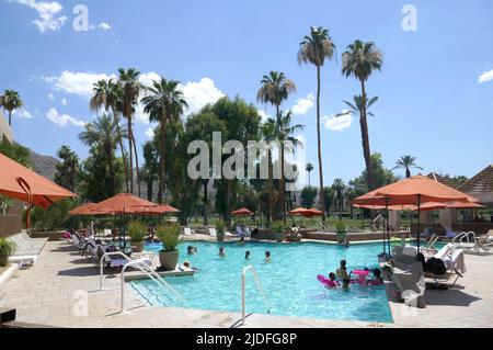 Indian Wells, California, USA 11. June 2022 Eine allgemeine Sicht der Atmosphäre des Schwimmbades im Indian Wells Resort Hotel, ehemals Desi Arnaz Indian Wells Hotel, das ursprünglich von Lucille Ball und Desi Arnaz in der 76661 Palmeras Road am 11. Juni 2022 in Indian Wells, Kalifornien, USA, gehört. Foto von Barry King/Alamy Stockfoto Stockfoto