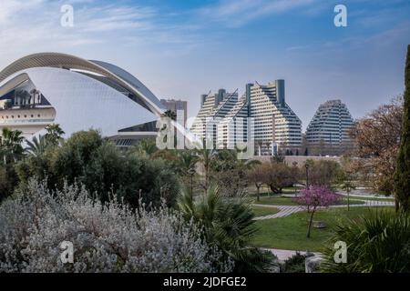 Teilansicht der Jardí del Túria (Turia-Gärten) in Valencia, Spanien. Im Hintergrund moderne Wohngebäude und der majestätische Palau de les A Stockfoto