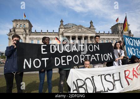 Berlin, Deutschland. 20.. Juni 2022. Kundgebung vor dem Bundestag, dem Deutschen bundestag. Die Demonstranten forderten, dass die Genfer Flüchtlingskonvention für alle zugänglich sei. Sie behaupteten, dass Flüchtlinge in Deutschland nicht gleich behandelt werden und forderten auch, dass Flüchtlinge freien Zugang zu Arbeitserlaubnis und Bildung benötigen. (Bild: © Michael Kuenne/PRESSCOV über ZUMA Press Wire) Stockfoto