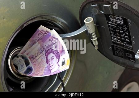 Kraftstoffpreisinflation - fast £100, um einen Tank eines Familienwagens zu füllen. 20-Pfund-Noten Stockfoto