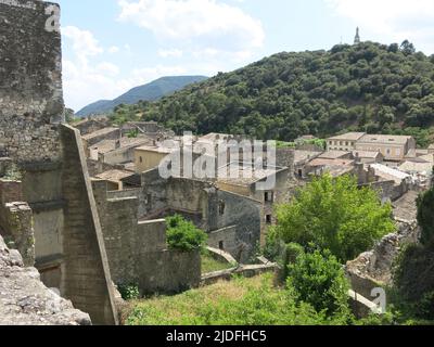 Blick von der St. Vincent Kathedrale über die Dächer und das gewirr der engen Straßen in Viviers, mit historischen Gebäuden und der kleinsten Stadt Frankreichs. Stockfoto