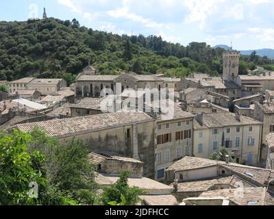 Blick von der St. Vincent Kathedrale über die Dächer und das gewirr der engen Straßen in Viviers, mit historischen Gebäuden und der kleinsten Stadt Frankreichs. Stockfoto