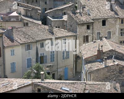 Blick von der St. Vincent Kathedrale über die Dächer und das gewirr der engen Straßen in Viviers, mit historischen Gebäuden und der kleinsten Stadt Frankreichs. Stockfoto