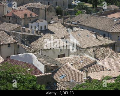 Blick von der St. Vincent Kathedrale über die Dächer und das gewirr der engen Straßen in Viviers, mit historischen Gebäuden und der kleinsten Stadt Frankreichs. Stockfoto