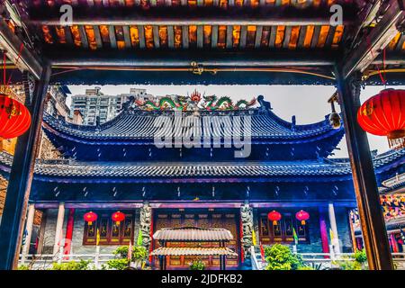 Eingang Tianwang Hall Gate Rote Laternen Sechs Banyan Tree Buddhistischer Tempel Guangzhou City Provinz Guangdong China. Erbaut 537 n. Chr. Song Dynasty Red Lante Stockfoto