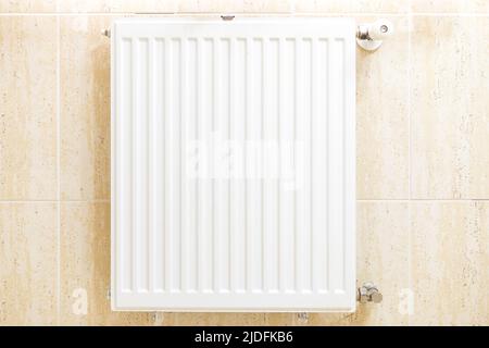 Weißer Eisen-Zentralheizung Heizkörper in einem Haus. Konzept von Gas, Krise, erneuerbaren Energien und fossilen Energien. Stockfoto