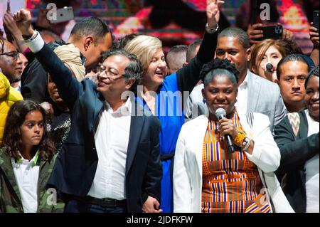 Der designierte Präsident Gustavo Petro feiert mit seiner Frau und seiner Stellvertretenden Präsidentin Francia Marquez anlässlich der Kampagnenfeier von Gustavo Petro, der w Stockfoto