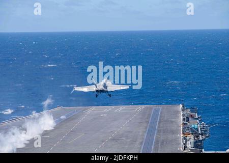 220618-N-KU796-1101 PAZIFISCHER OZEAN (18. Juni 2022) eine FA-18E Super Hornet aus den „Blue Diamonds“ des Strike Fighter Squadron (VFA) 146 startet vom Flugdeck des Flugzeugträgers USS Nimitz (CVN 68). Nimitz ist derzeit im Flottenbereich der USA 3. unterwegs. (USA Navy Foto von Mass Communications Specialist 3. Klasse Samuel Osborn) Stockfoto