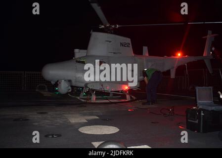 220609-N-N3764-1001 KARIBISCHES MEER (9. Juni 2022) Flugzeugmechaniker Mate 3. Klasse Jesse Maldonado führt Wartungsarbeiten am MQ-8B Fire Scout an Bord des Freedom-Variant Littoral Combat Ship USS Billings (LCS 15), 9. Juni 2022 durch. Billings wird in den Einsatzbereich der US-Flotte für 4. eingesetzt, um die Mission der Joint InterAgency Task Force South zu unterstützen, die Missionen zur Bekämpfung des illegalen Drogenhandels in der Karibik und im östlichen Pazifik umfasst. (USA Navy Foto von Mineman 2. Class Justin Hovarter/veröffentlicht) Stockfoto