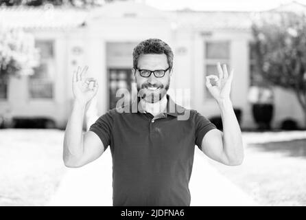 Zurück zur Schule. Wissen und Bildung. Reifer Lehrer Nerd suchen smart. Stockfoto