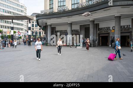 Brussel Old Town, Belgien, 06 19 2022 - The Carrefour de L'Europe am Eingang des Centrail-Bahnhofs Stockfoto