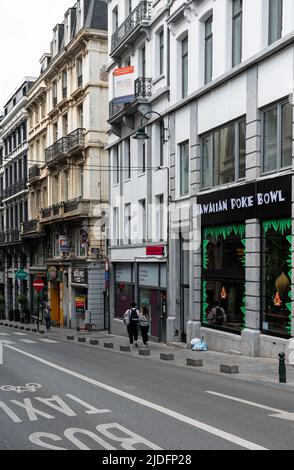 Brussel Old Town, Belgium, 06 19 2022 - Street und das Hawaiian Poke Bowl Restaurant Stockfoto