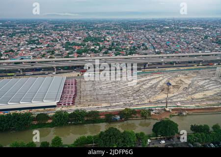 Luftaufnahme des Jakarta LRT-Zugversuchs für Phase 1 von Bekasi. Bekasi, Indonesien, Juni 21 2022 Stockfoto