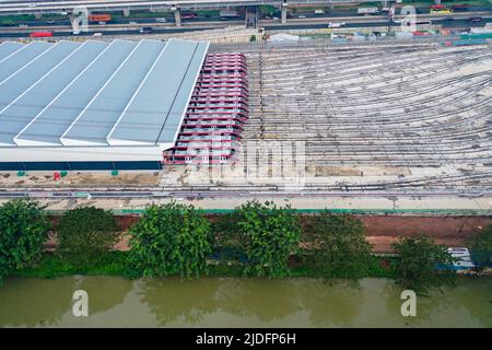 Luftaufnahme des Jakarta LRT-Zugversuchs für Phase 1 von Bekasi. Bekasi, Indonesien, Juni 21 2022 Stockfoto