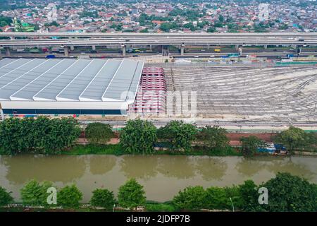 Luftaufnahme des Jakarta LRT-Zugversuchs für Phase 1 von Bekasi. Bekasi, Indonesien, Juni 21 2022 Stockfoto