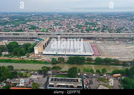 Luftaufnahme des Jakarta LRT-Zugversuchs für Phase 1 von Bekasi. Bekasi, Indonesien, Juni 21 2022 Stockfoto