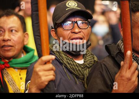 Bogota, Kolumbien. 19.. Juni 2022. Mitglieder der indigenen Gemeinschaft feiern den Sieg des Kandidaten Gustavo Petro von der Partei Pacto Historico, des neuen Präsidenten Kolumbiens. (Bild: © Daniel Garzon Herazo/ZUMA Press Wire) Stockfoto