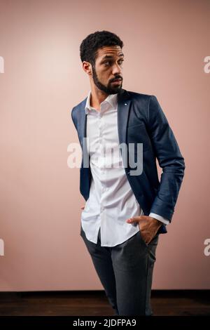 Seriöse junge Geschäftsmann schaut weg, Studio geschossen. Stockfoto