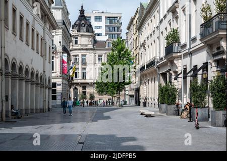 Brussel Old Town, Belgien, 06 19 2022 - die Rückseite des Münzplatzes mit Menschen und historischen Gebäuden Stockfoto