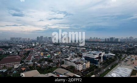 Luftaufnahme von Bürogebäuden im zentralen Geschäftsviertel von Jakarta und Lärmwolke bei Sonnenuntergang. Jakarta, Indonesien, Juni 21 2022 Stockfoto
