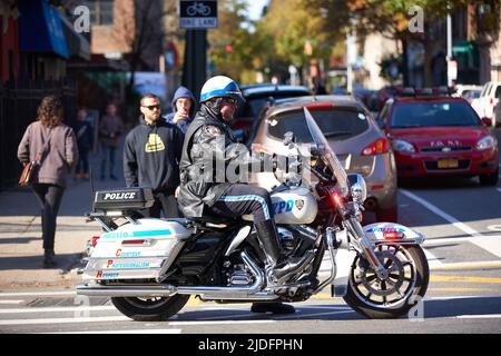 Brooklyn, New York, USA - November 3. 2019: Polizeibeamter auf dem Motorrad, der Straße und Verkehr während des NYC-Marathons bewacht Stockfoto