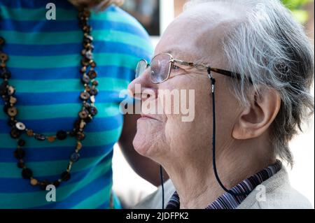 Nahaufnahme des Porträts einer 83-jährigen älteren Frau aus Tienen, Belgien Stockfoto